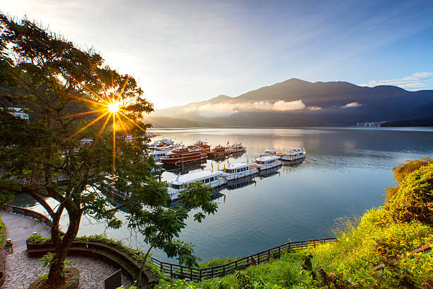 amanecer en el lago de la luna del sol - sun moon lake fotografías e imágenes de stock