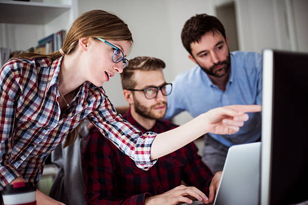 lavoro di squadra in ufficio - planning manager white collar worker construction foto e immagini stock