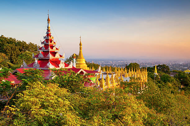 холм мандалай на закате, мьянма - burmese culture myanmar pagoda dusk стоковые фото и изображения