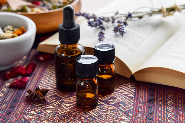 medicina alternativa con aceites esenciales y hierbas secas - mortar and pestle lavender chamomile herb fotografías e imágenes de stock