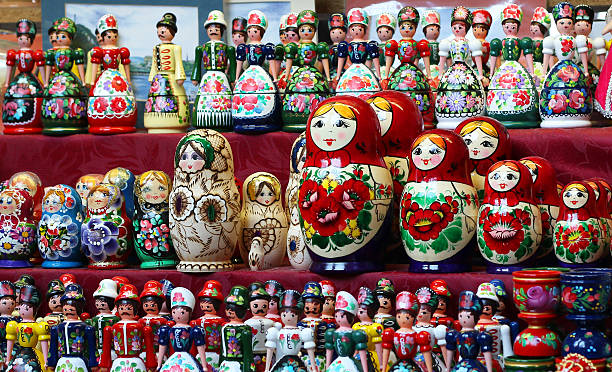 matrioshka bonecas russas de madeira - russian nesting doll babushka doll large group of objects - fotografias e filmes do acervo