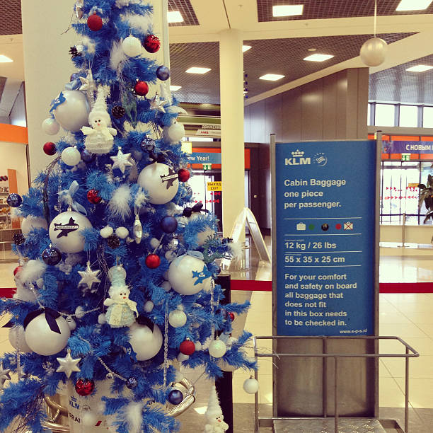 albero di natale all'aeroporto sheremetyevo, mosca, russia - mobilestock editorial russia airport foto e immagini stock