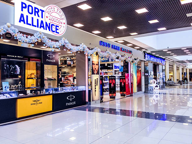 decorazioni natalizie su negozi duty free, aeroporto di mosca - mobilestock editorial russia airport foto e immagini stock