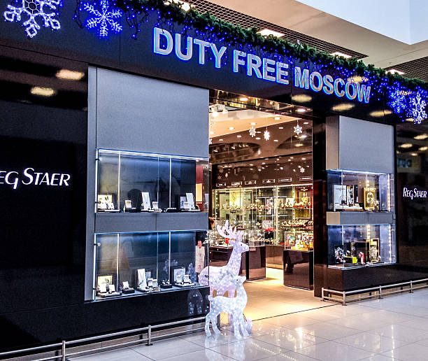 weihnachtsdekorationen auf duty-free-shop, moskauer flughafen - mobilestock editorial russia airport stock-fotos und bilder