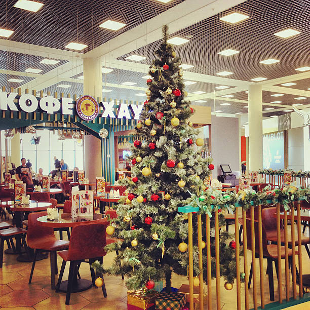 weihnachtsdekorationen im café, sheremetyevo flughafen, mos - mobilestock editorial russia airport stock-fotos und bilder