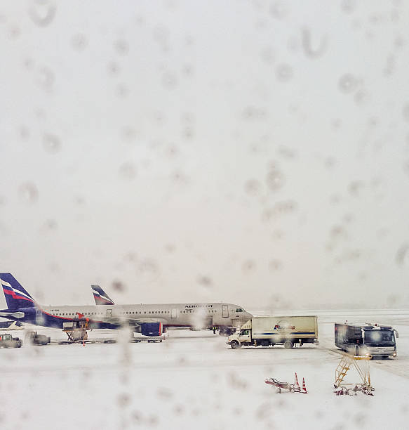 aeroflot flugzeug durch das flughafenfenster gesehen, moskau, russi - mobilestock editorial russia airport stock-fotos und bilder