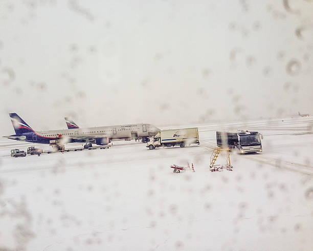 aeroflot flugzeug durch das flughafenfenster gesehen, moskau, russi - mobilestock editorial russia airport stock-fotos und bilder