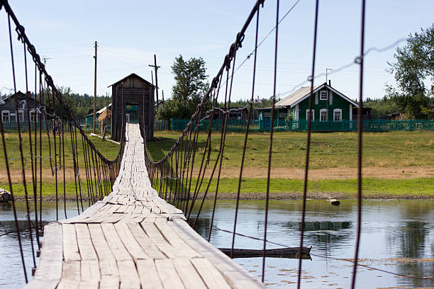 paisaje rural en verano con puente colgante de madera - rule of third fotografías e imágenes de stock