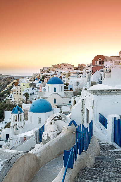 puesta de sol sobre el pueblo de oia en la isla de santorini de grecia - travel locations cyclades islands santorini vertical fotografías e imágenes de stock