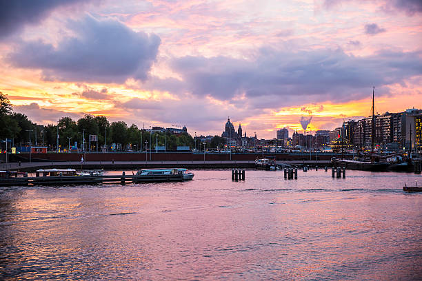 암스테르담 항구, 네덜란드를 통해 낭만적 인 보라색 일몰 - amsterdam skyline harbor night 뉴스 사진 이미지