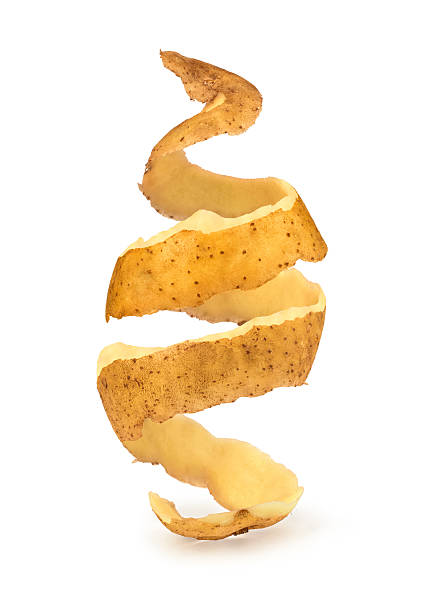 очищенный новый картофель изолирован на белом фоне - potato skin стоковые фото и изображения