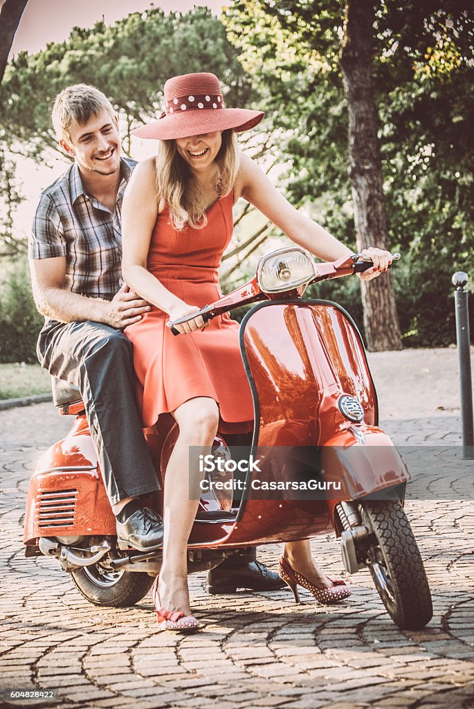 Junges Paar Reiten ein Vintage Scooter - Lizenzfrei Moped Stock-Foto