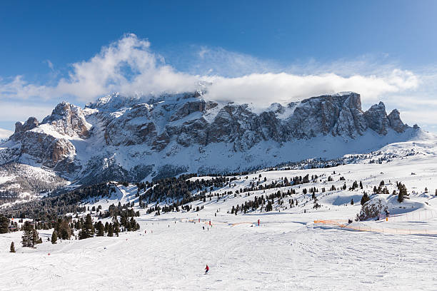スキー場からのセラグループの眺め - alta badia ストックフォトと画像