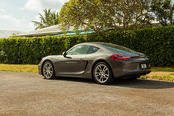 vista traseira porsche cayman em área residencial em miami - goodyear brand name - fotografias e filmes do acervo