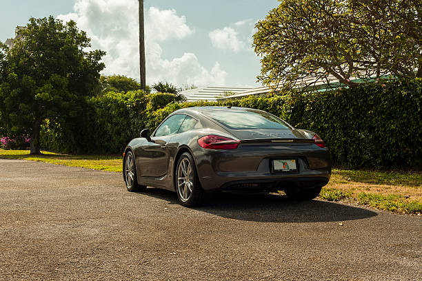 vista traseira porsche cayman em área residencial em miami - goodyear brand name - fotografias e filmes do acervo