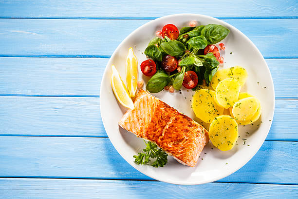 salmão assado e produtos hortícolas - healthy eating portion onion lunch imagens e fotografias de stock