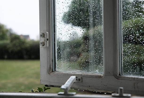 開いた木製の窓に雨水 - raining cats and dogs 英語の慣用句 ストックフォトと画像