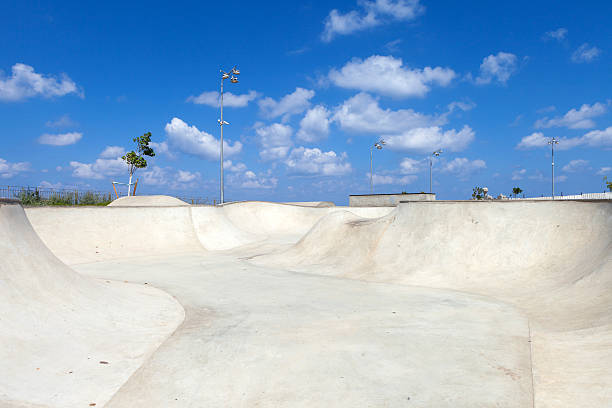 leerer öffentlicher skatepark - skateboard park ramp park skateboard stock-fotos und bilder