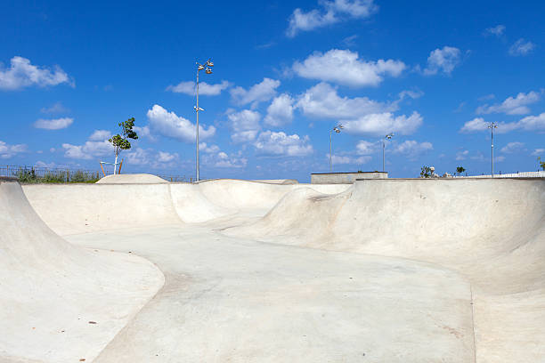 pusty publiczny skate park - skateboard park zdjęcia i obrazy z banku zdjęć