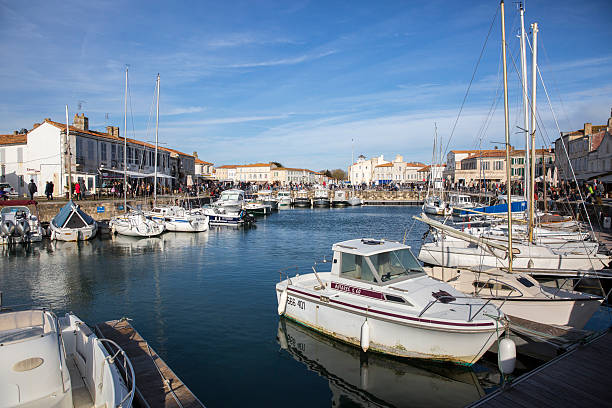 hafen von saint martin de re, ile de re, frankreich - ile de re stock-fotos und bilder