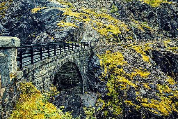 pont de pierre en montagne. trollstigen, trolls path, norvège - norway snake street construction photos et images de collection