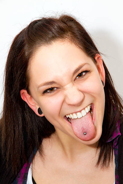 ragazza con la lingua a foratura - pierced human tongue tongue stud teenager foto e immagini stock