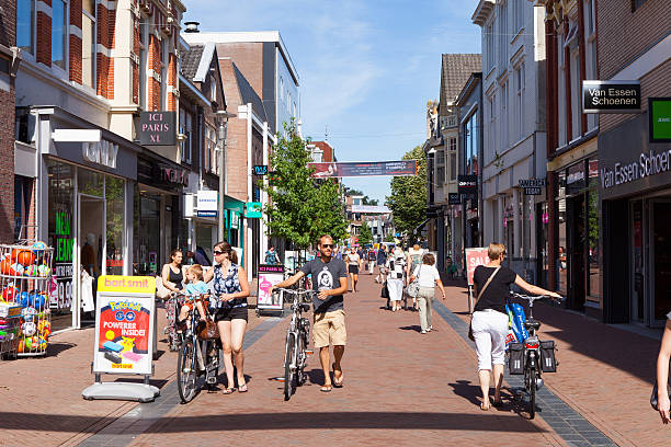 человек на апелдорна's markstraat main street - apeldoorn стоковые фото и изображения