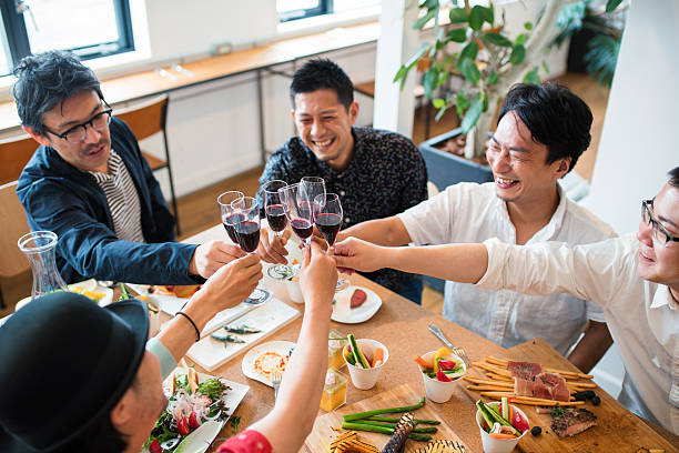 様のご友人との乾杯 - wine dinner party drinking toast ストックフォトと画像