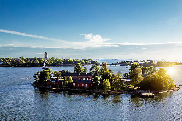 морская крепость суоменлинна на островах - europe sunlight river sun стоковые фото и изображения