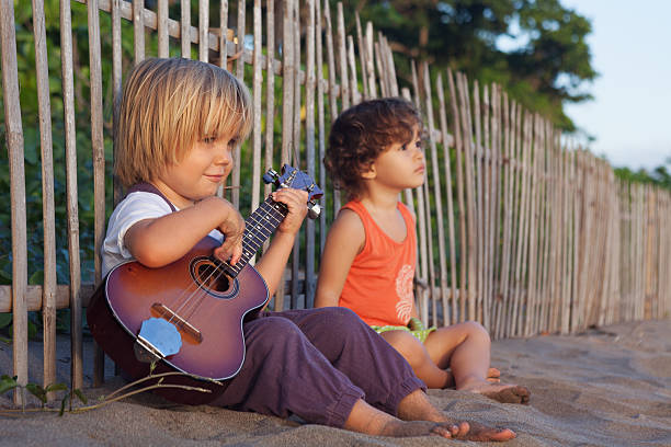 i bambini piccoli si divertono sulla spiaggia tropicale al tramonto. - big island isola di hawaii foto e immagini stock