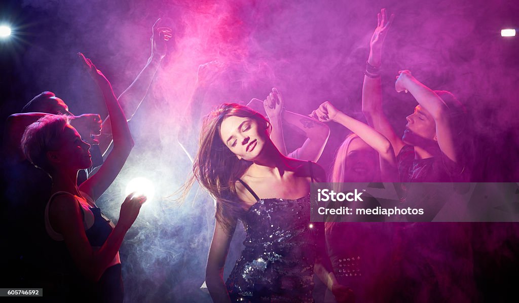 Femme dansante à la fête - Photo de Danser libre de droits
