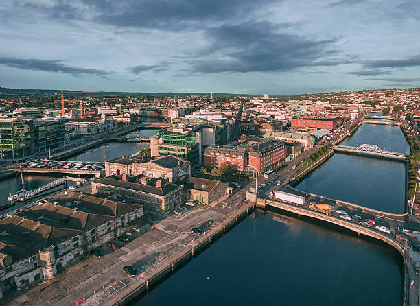 centro de la ciudad de cork en irlanda vista aérea - county cork fotografías e imágenes de stock