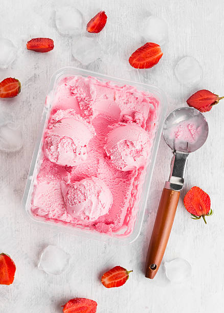 istock Strawberry ice cream in box on a white background 605749132