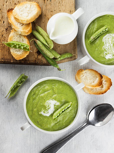 istock Green pea cream soup with toasts 605750252