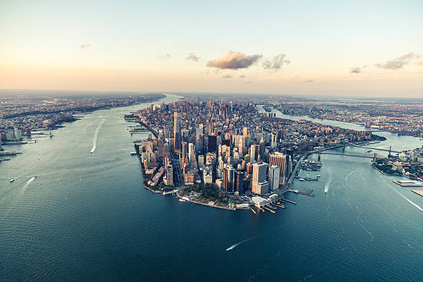 new york, ville des rêves, au crépuscule - manhattan aerial view brooklyn new york city photos et images de collection