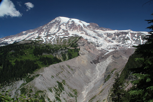 Mount Rainier and Nisqually Glacier i  Mount Rainier National Park
