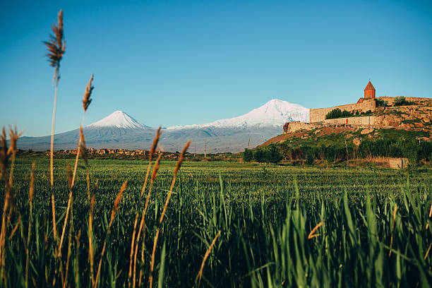 monasterio en el fondo de ararat - mountain mountain peak environment caucasus fotografías e imágenes de stock