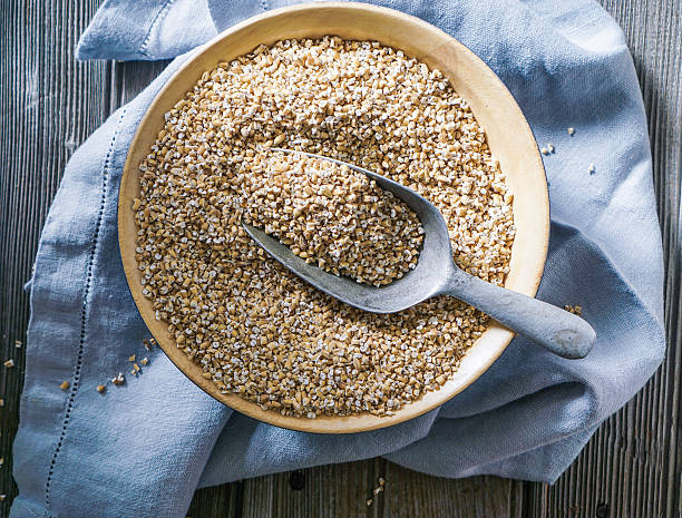 avena tagliata in acciaio biologico grezzo in una ciotola. - steel cut oats foto e immagini stock