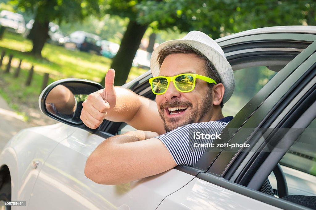 Mann im Auto zeigt Daumen hoch - Lizenzfrei Auto Stock-Foto