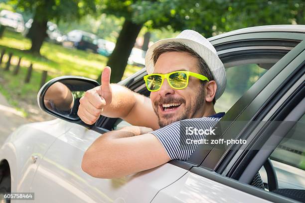 Mann Im Auto Zeigt Daumen Hoch Stockfoto und mehr Bilder von Auto - Auto, Männer, Daumen hoch