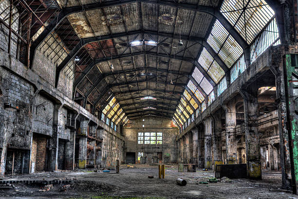 alte fabrikhalle - hdr lebendiges bild - alte fabrik stock-fotos und bilder