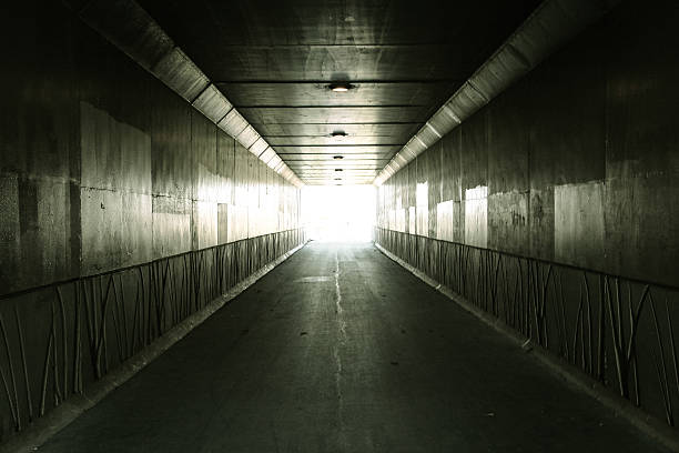 luz no final do túnel - spirituality light tunnel light at the end of the tunnel - fotografias e filmes do acervo