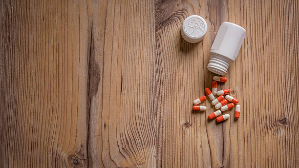 лекарства лекарства - antibiotic pain cut out bottle стоковые фото и изображения