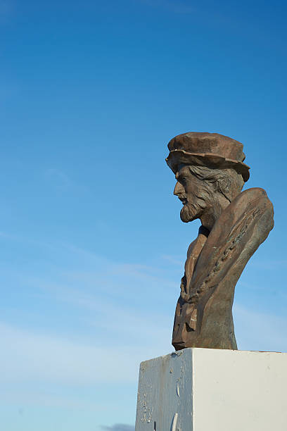 statue von ferdinand magellan - magallanes y antartica chilena region stock-fotos und bilder