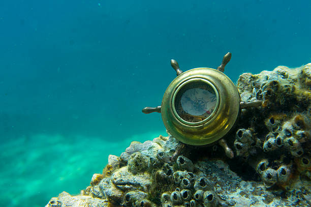 kompass unter wasser - wave reef rock summer stock-fotos und bilder