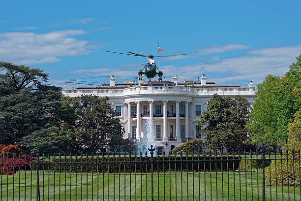 fliegender hubschrauber vor dem weißen haus - boulevard mansion road grounds stock-fotos und bilder