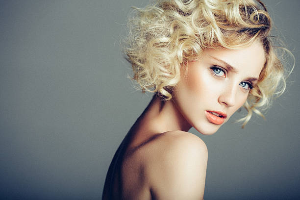schöne frau mit eleganten frisur - beauty fashion model make up blond hair stock-fotos und bilder
