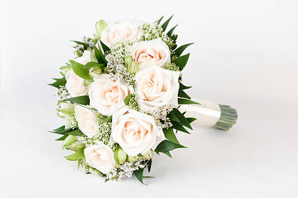 cream and green wedding bouquet of roses and alstroemeria flowers - bouquet wedding bride single flower imagens e fotografias de stock