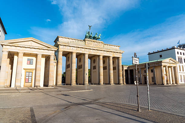 istock Brandenburger Tor in the morning 605785646