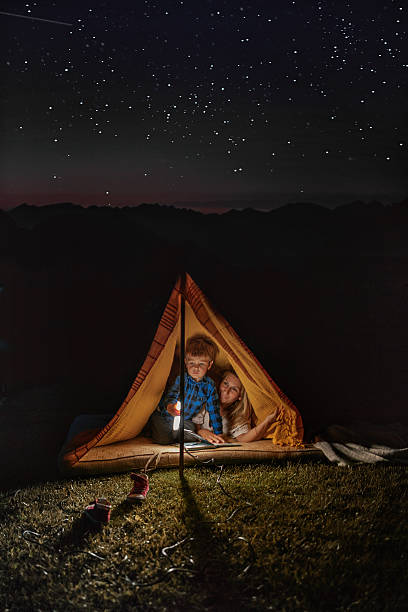 星空の下でのキャンプ - camping family nature tent ストックフォトと画像
